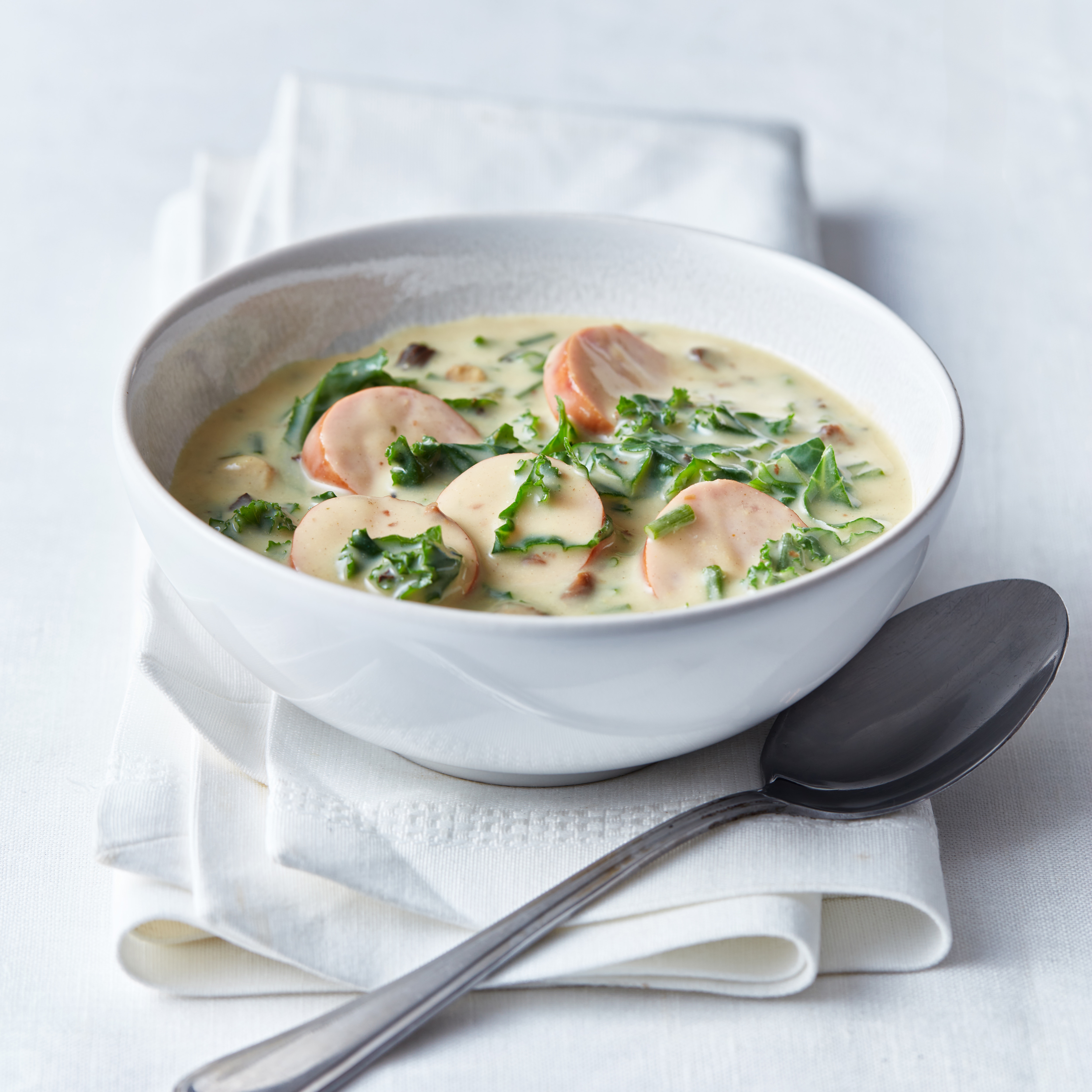 Bospaddenstoelensoep met boerenkool en rookworst